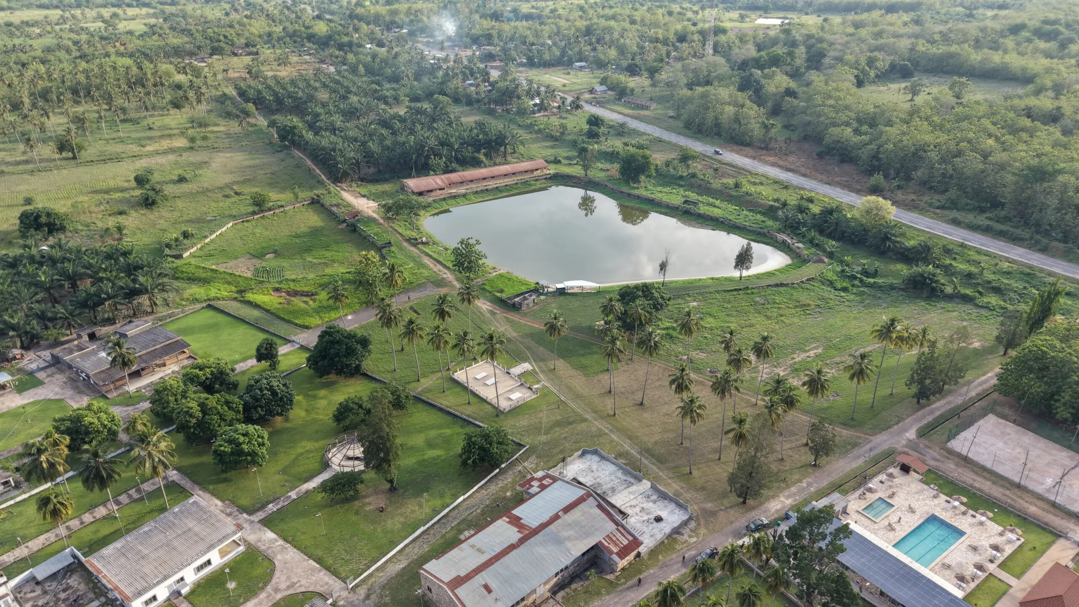 Vue aérienne du Domaine Béthania niché dans la verdure de Kpalimé