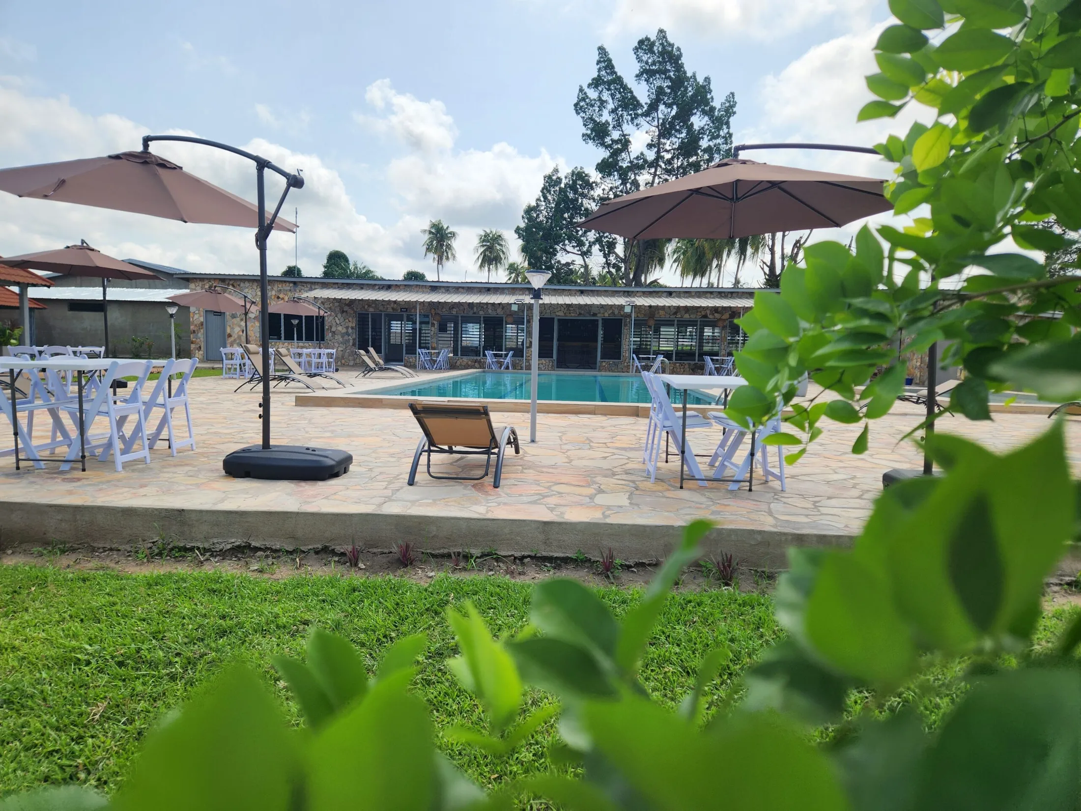 La piscine du domaine à l'heure du cocktail